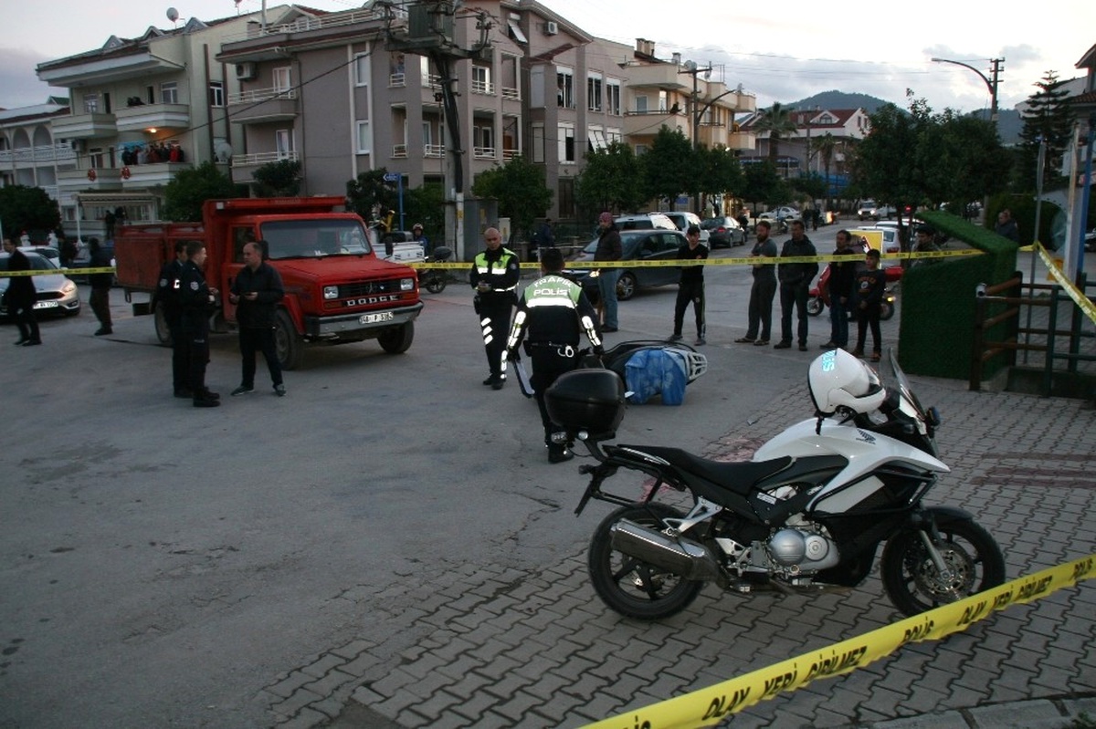 Kamyonet ile Motosiklet Çarpıştı: 1 Ölü