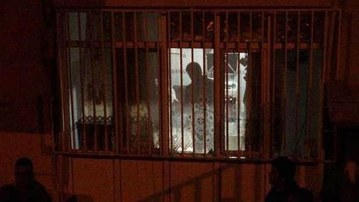 Kardeşini Bıçakla Rehin Alan Genci Polis İkna Etti
