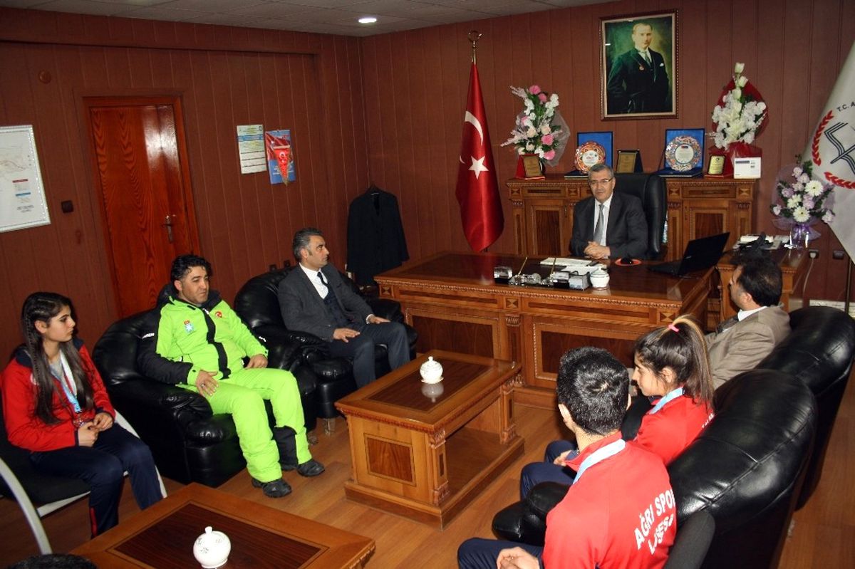Kayak Şampiyonlarından Dursun\'a Ziyaret