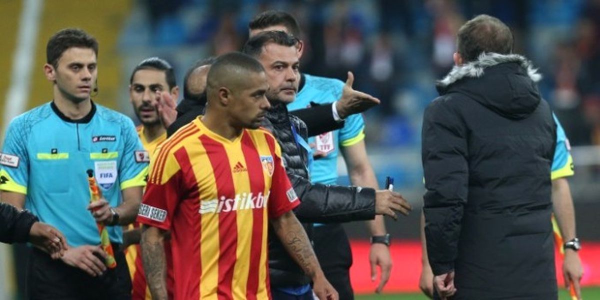 Kayserispor\'da Hakeme Tepki Dinmiyor