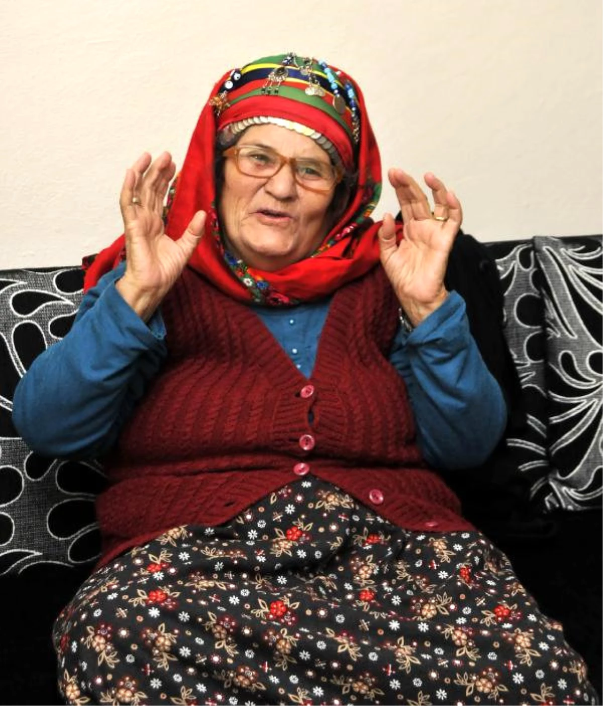 Evi Sular Altında Kalan Yaşlı Kadın, Köyüne Döneceği Günü Bekliyor