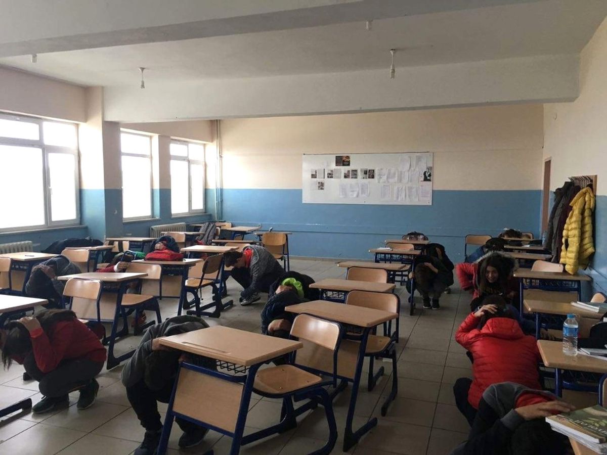 Lisede Deprem Tatbikatı