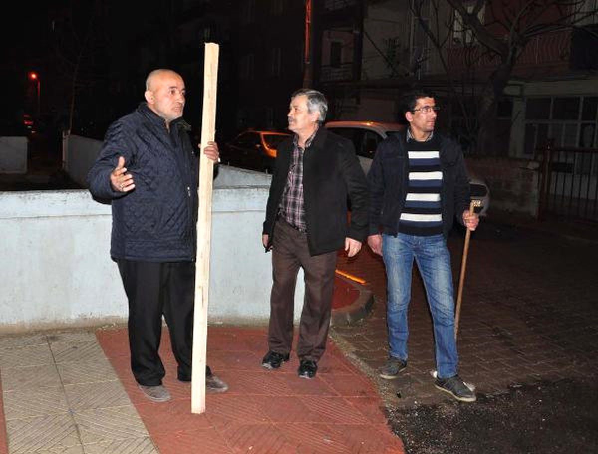 Manisa\'da Sopa ve Kürekli Hırsız Nöbeti