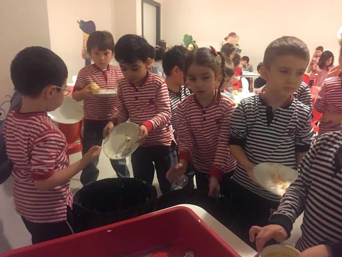 Minikler Artan Yemeklerini Sokak Hayvanları İçin Ayırdı