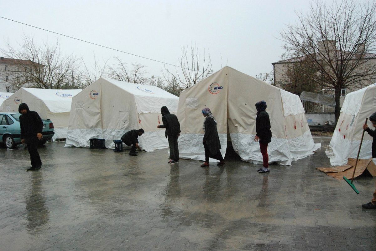 Önce Deprem Sonra Yağmur: Çadırları Su Bastı
