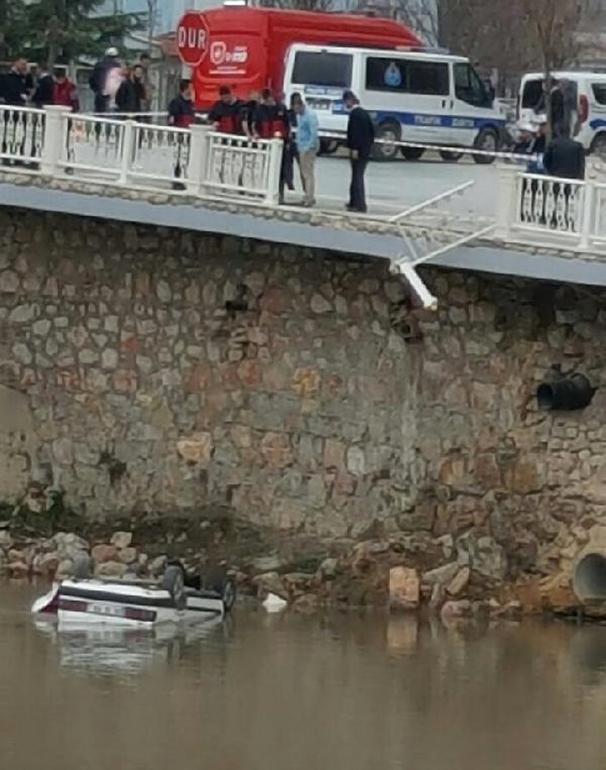 Otomobil Nehre Uçtu, Anne ve Bebeği Ölümden Döndü