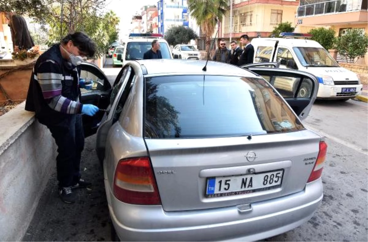 Otomobilin Camını Patlatıp 24 Bin Lira Çaldılar