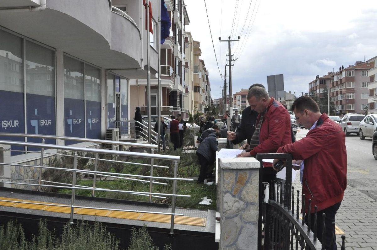 Balıkesir\'de İş İzdihamı...