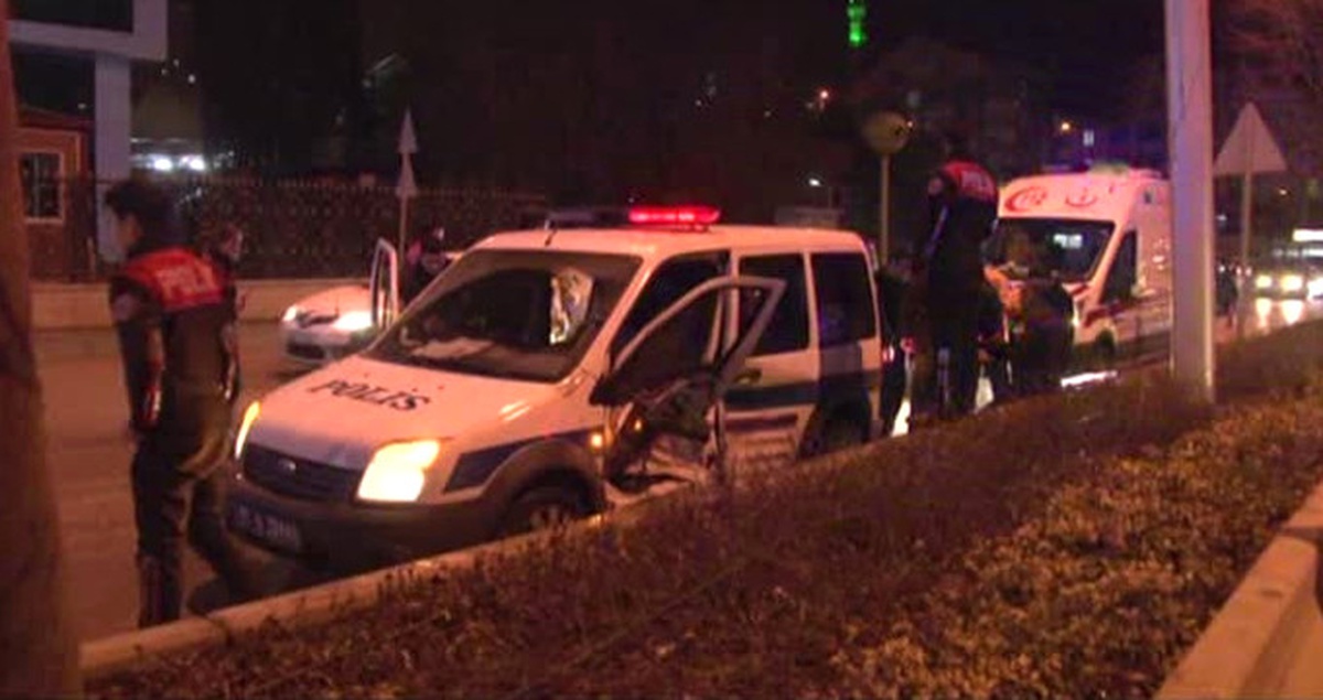 Polis Aracı Şüpheli Otomobili Takip Ederken Kaza Yaptı: 2\'si Polis 3 Kişi Yaralı