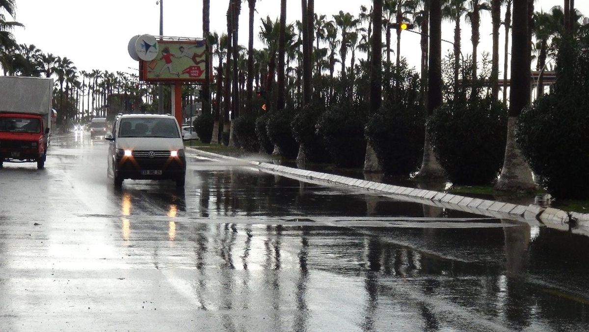 Sağanak Yağmur Mersin\'de Hayatı Olumsuz Etkiledi
