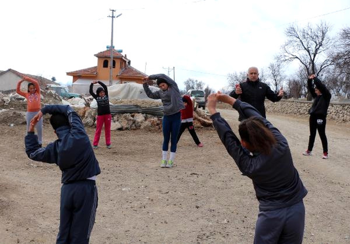 Şampiyon Sporcu Köyündeki Çocukları Eğitiyor