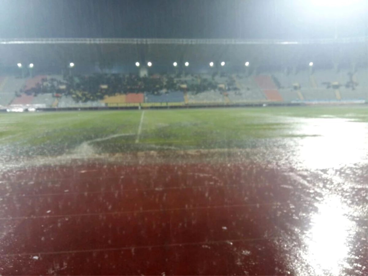 Şanlıurfaspor - Adana Demirspor Maçına Yağmur Engeli