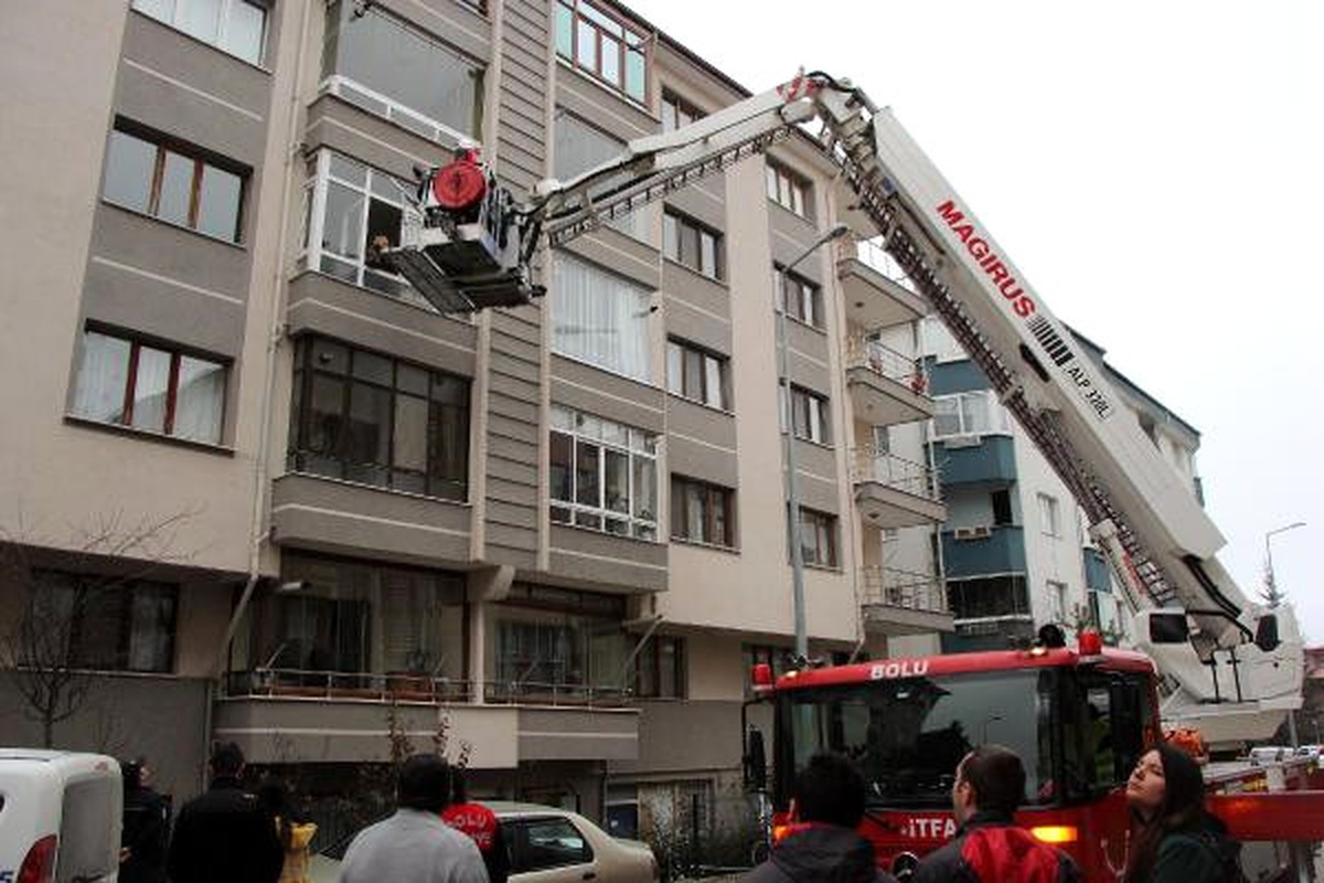 Sevgilisinin Dövüp Eve Kilitlediği Hamile Kadın İtfaiye Merdiveniyle Kurtarıldı