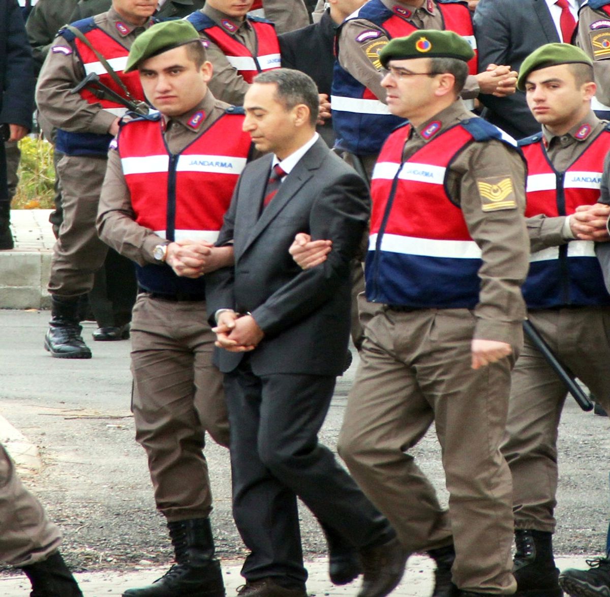 Sıkıyönetim Emri Genelkurmay\'dan ve Isimsiz Geldi"