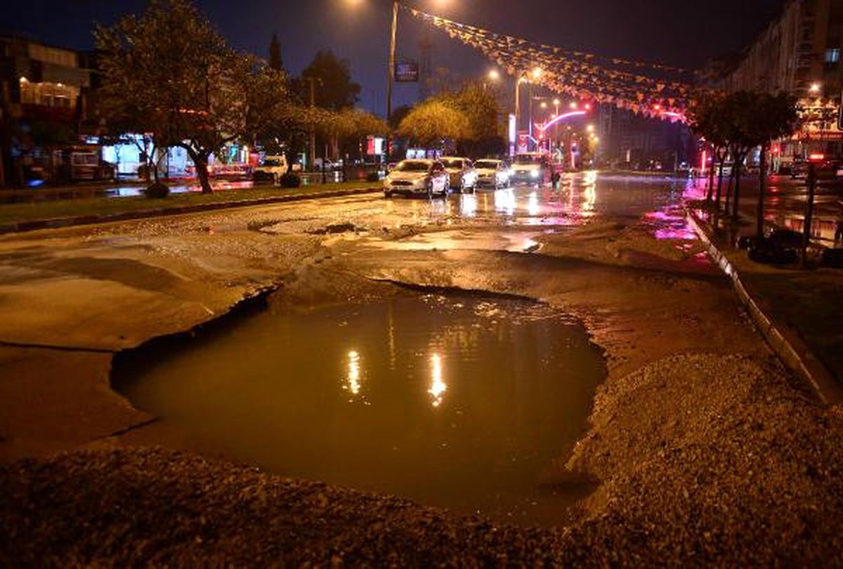 Su Borusu Patladı, Asfalt Çöktü