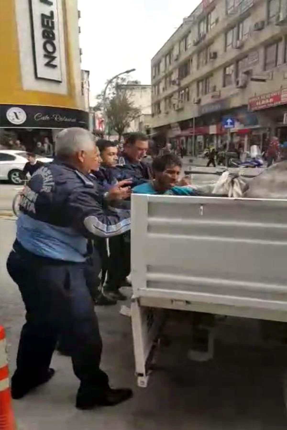 Suriyeli Genç, Atık Toplama Aracına El Konulunca Ağladı