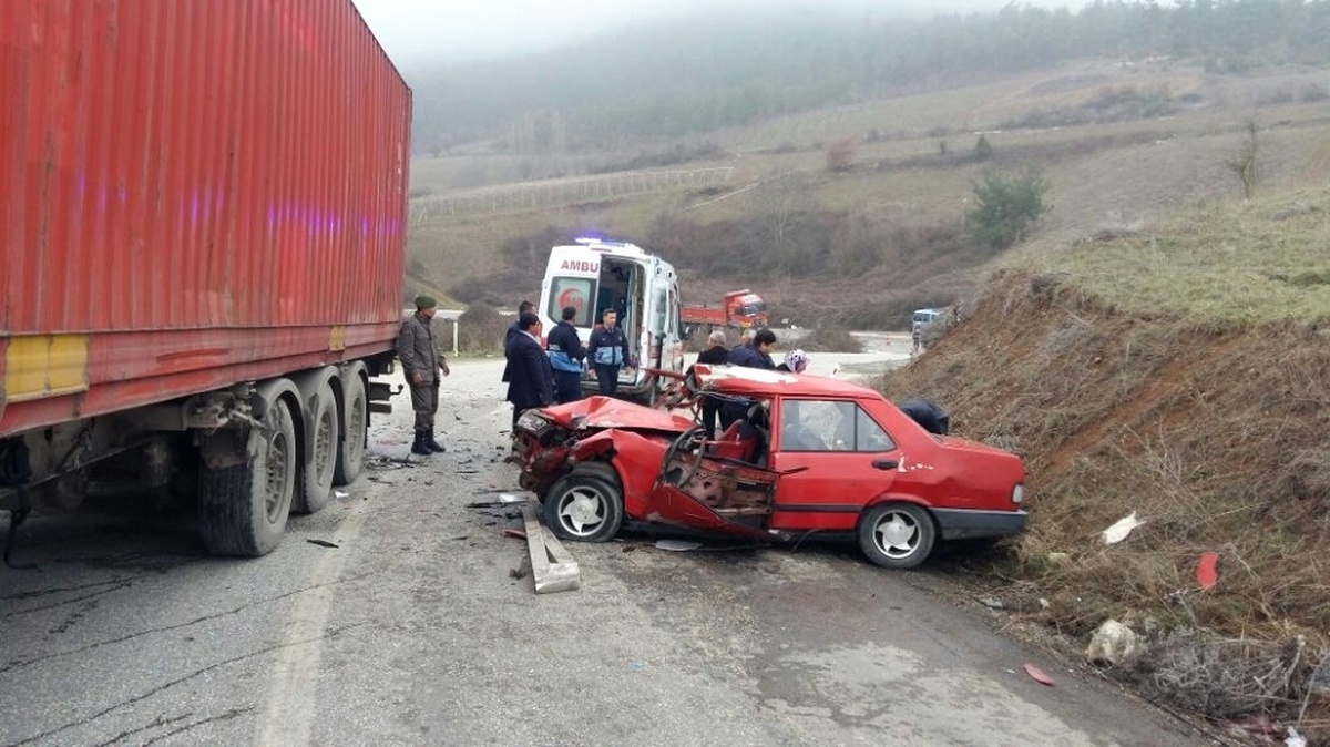 Tır Ile Otomobil Çarpıştı: 1 Ölü, 4 Yaralı