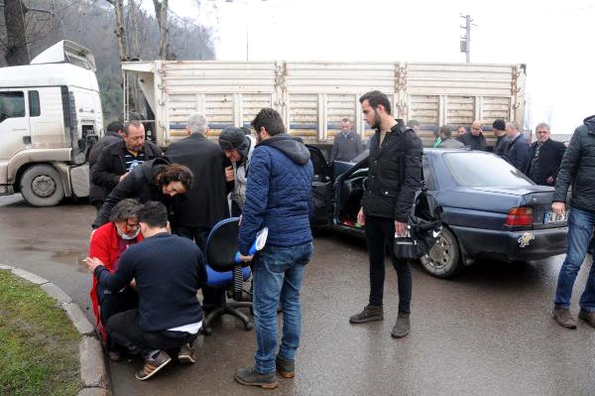 Trafik Işığı Çalışmayan Kavşakta Kaza: 3 Yaralı