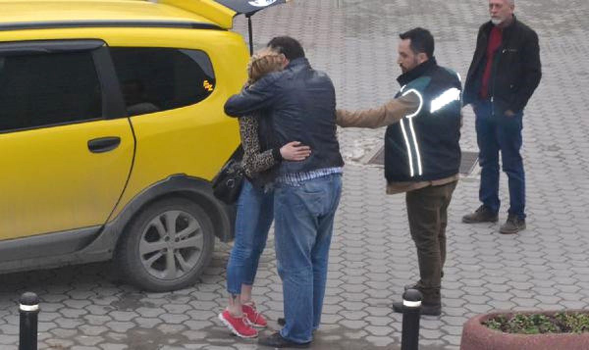Tutuklanan Kelepçeli Sevgiliye Sarılarak Veda