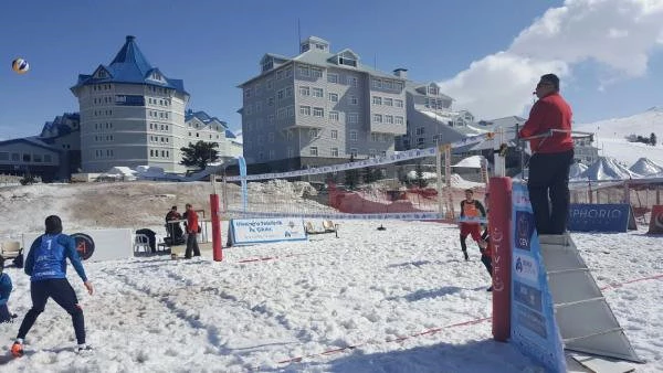 Uludağ'da Kar Voleybolu Heyecanı Başladı