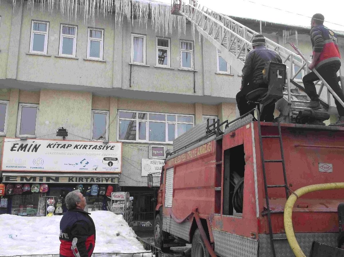 Varto Belediyesinden Buz Kırma Çalışması