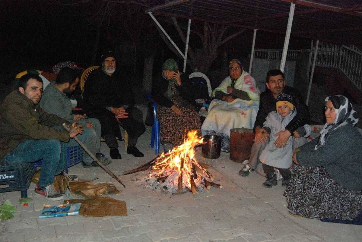 Vatandaşlar Artçı Sarsıntılar Nedeniyle Geceyi Dışarıda Geçirdi