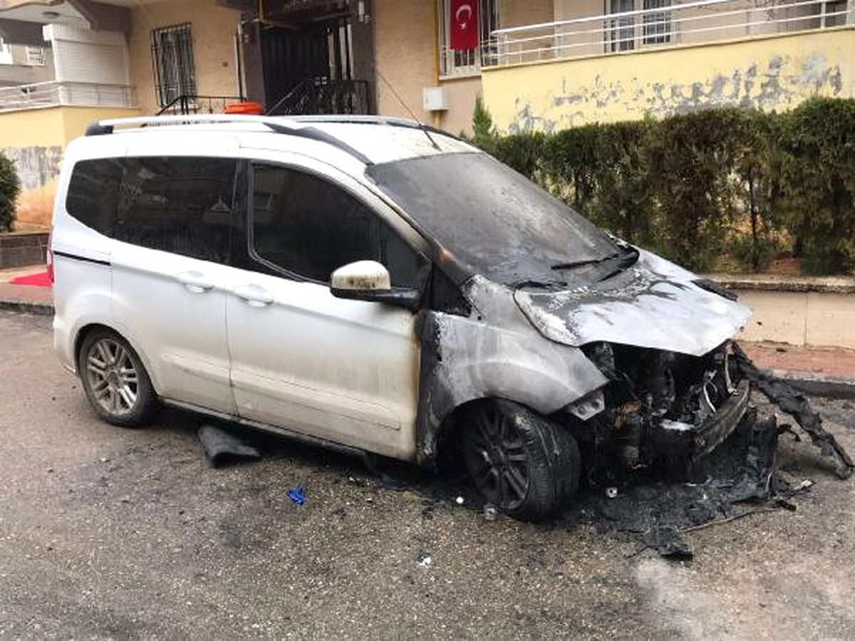 Yerel Gazete Sahibinin Otomobilinin Kundaklanması Kamerada