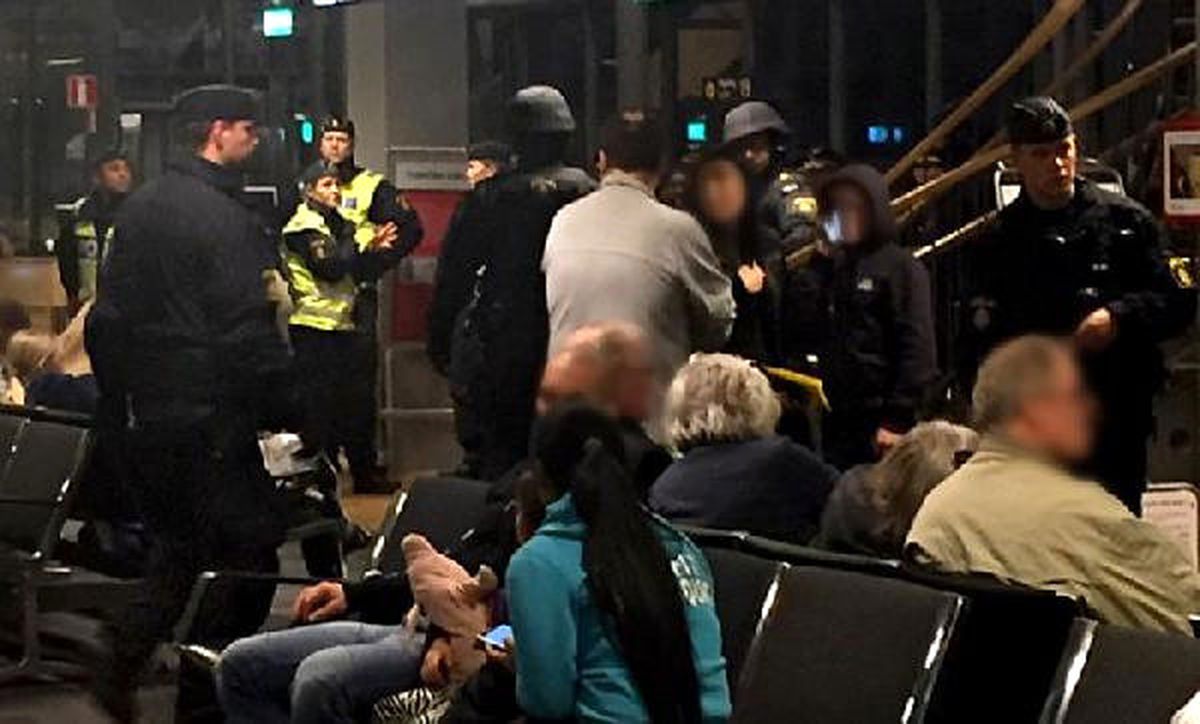 Stockholm Arlanda Havalimanı\'nda Bomba İhbarı Üzerine Uçak Boşaltıldı