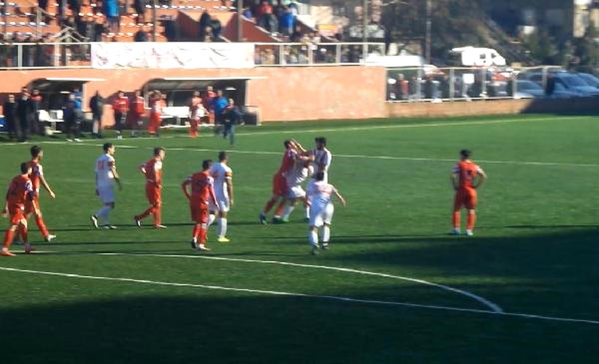 Amatör Maçta Futbolcular Tekme Tokat Kavga Etti