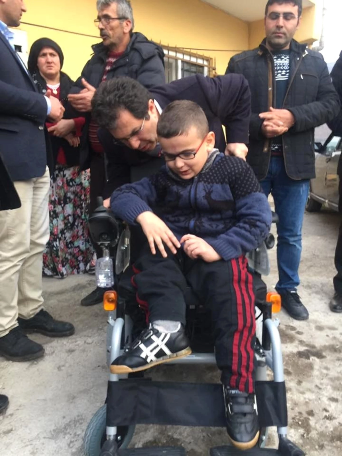 Bedensel Engelli Çocuğun Tekerlekli Sandalye Sevinci