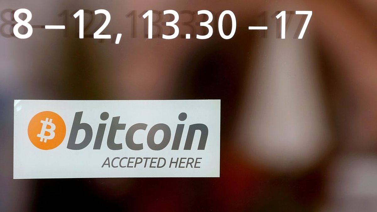 Bitcoinin Değeri Altını Geçti