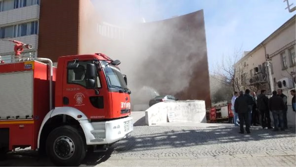 Burhaniye Belediyesi Arşivinde Çıkan Yangını İtfaiye Söndürdü