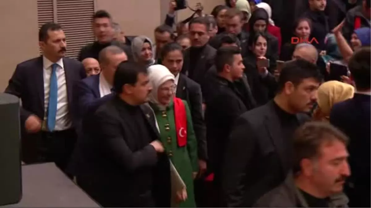 Cumhurbaşkanı Erdoğan Telefon Ile Görüşerek Salondan Ayrıldı