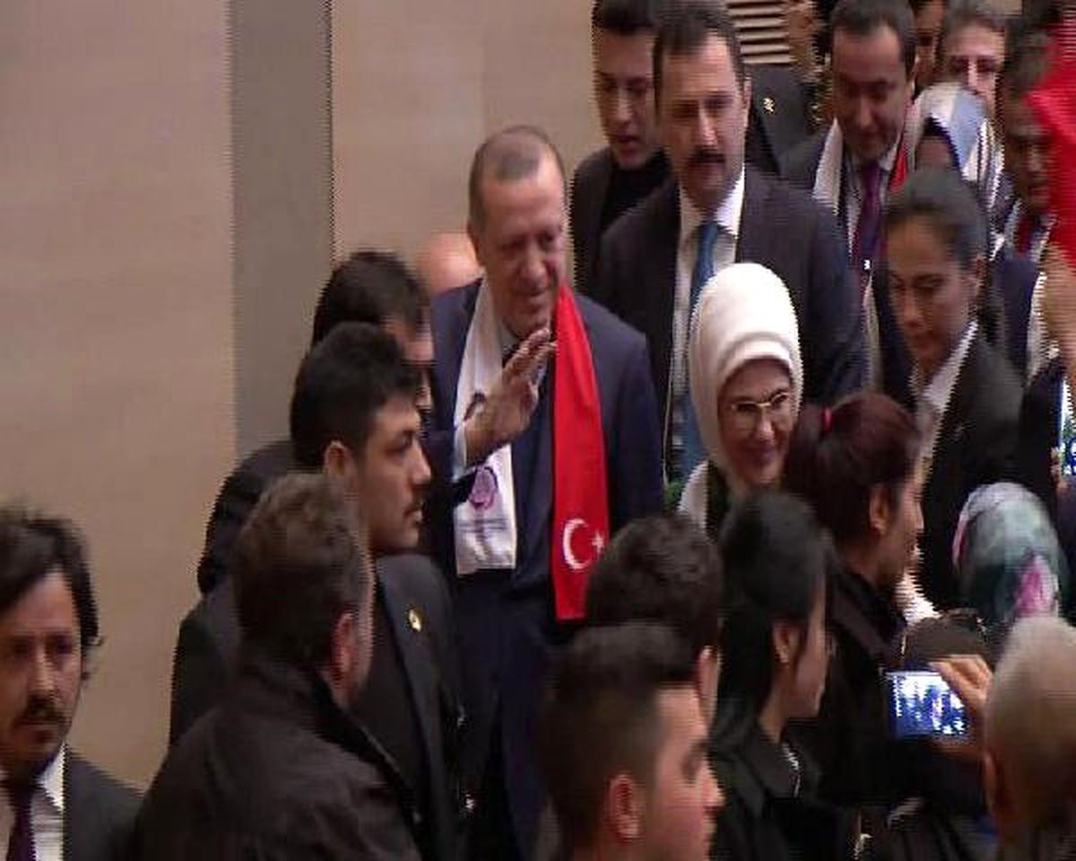 Cumhurbaşkanı Erdoğan, Telefon ile Görüşerek Salondan Ayrıldı