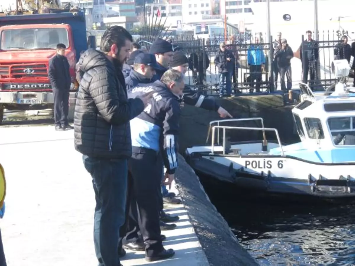 Üsküdar\'da Denize Atlayan Genç İçin Vatandaşlar Seferber Oldu