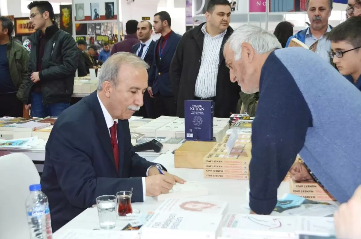 Eski Emniyet Müdürü Hanefi Avcı, Kitap Fuarında Okuyucularıyla Buluştu