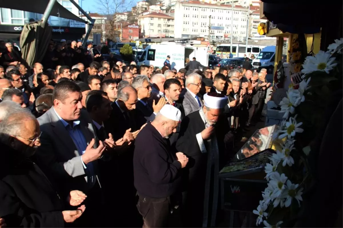 Eski İçişleri Bakanı Efkan Ala Halasının Cenazesine Katıldı