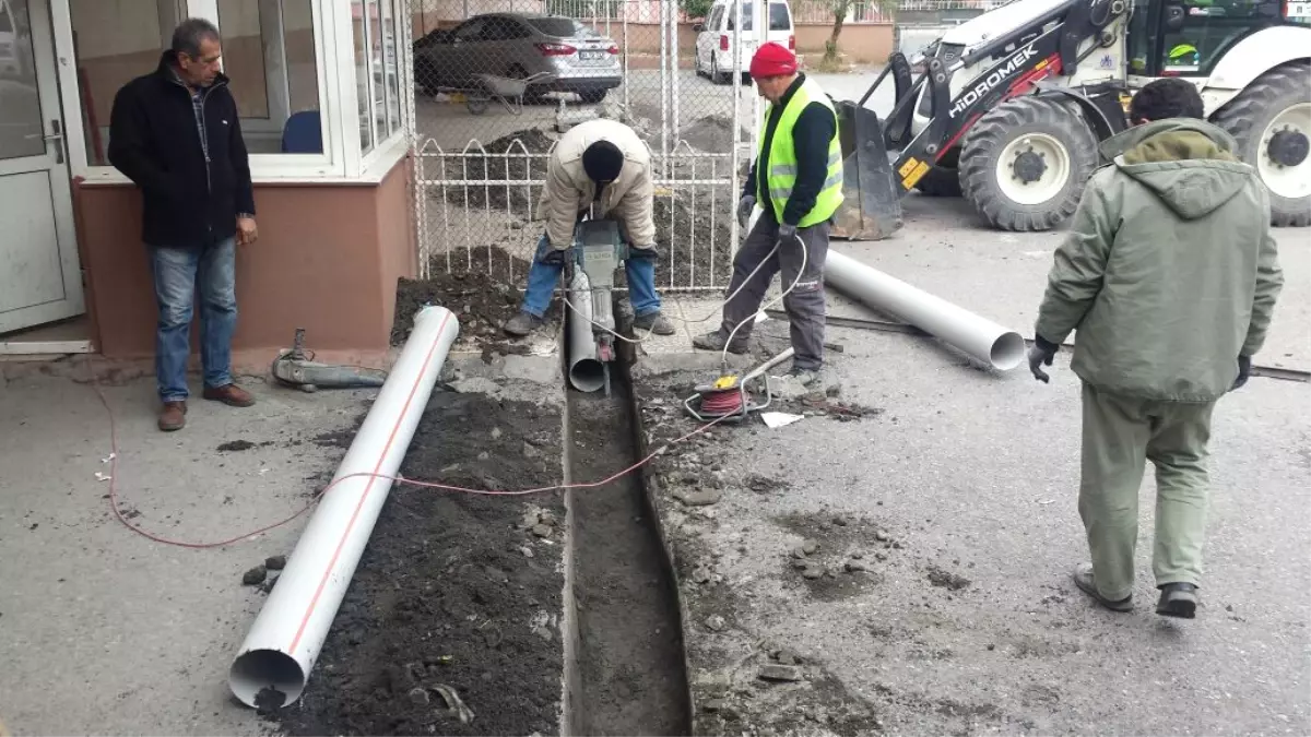 İnönü İlköğretim Okulunun Yağmur Sorunu Çözüldü