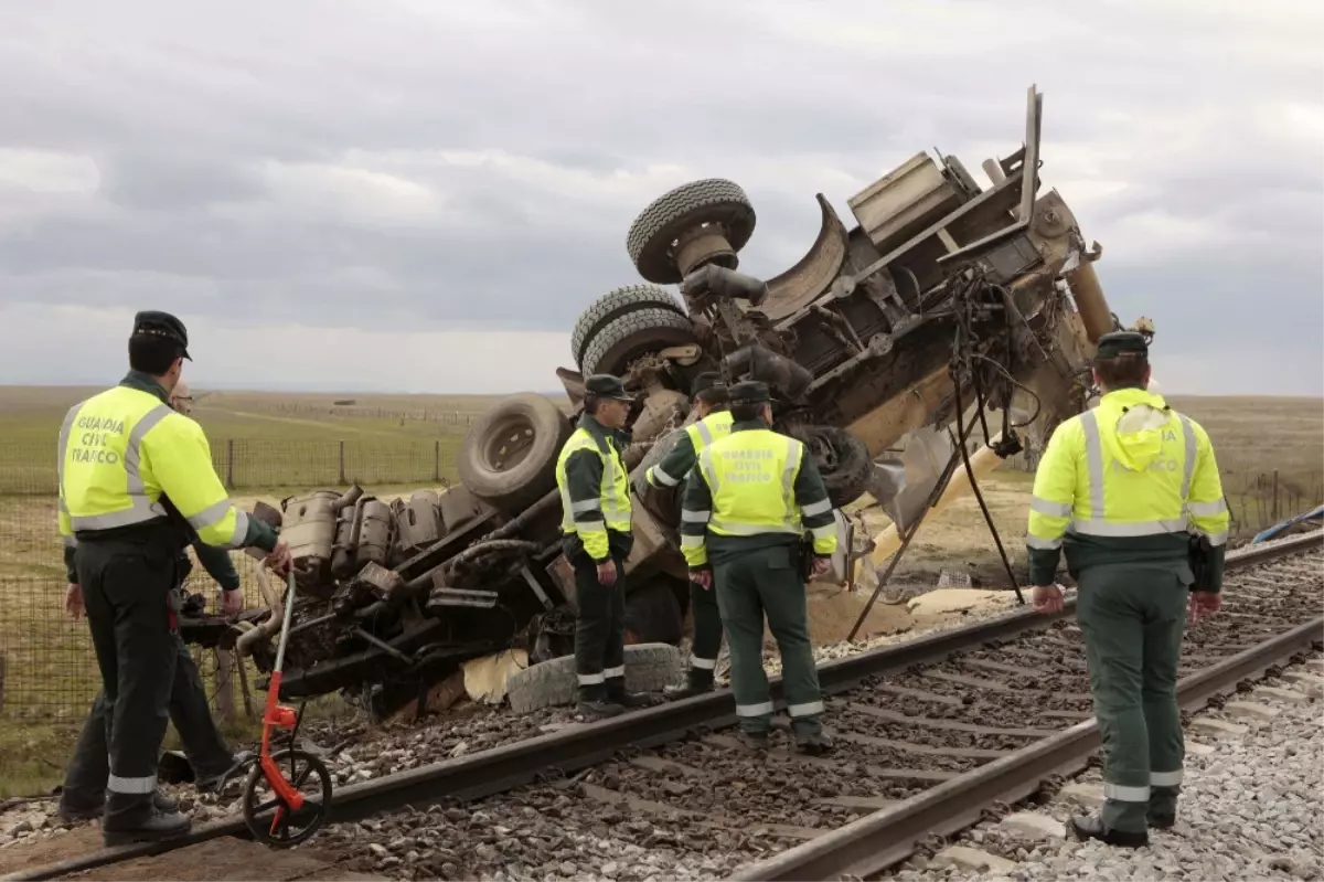 Ispanya\'da Yolcu Treni Kamyona Çarptı