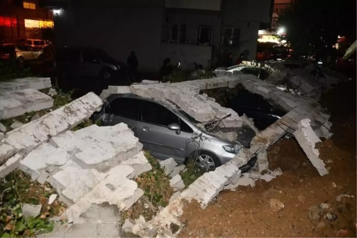 İstinat Duvarı Park Halindeki 6 Aracın Üzerine Yıkıldı