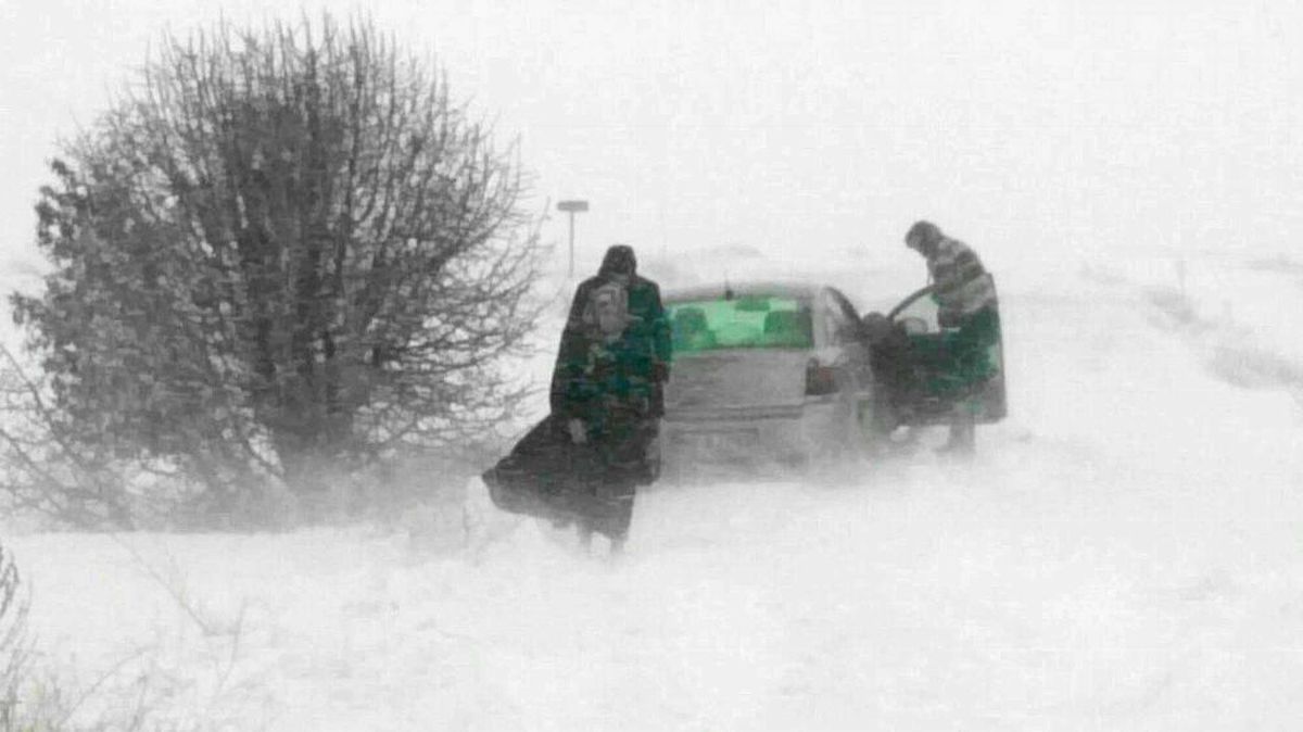 Kar ve Tipide Mahsur Kalan Aileyi Jandarma Kurtardı
