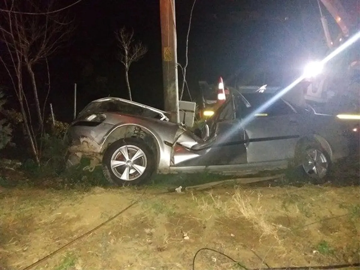 Köpeğe Çarpmamak Için Bariyerlere Çarptı: 1 Ölü, 2 Ağır Yaralı