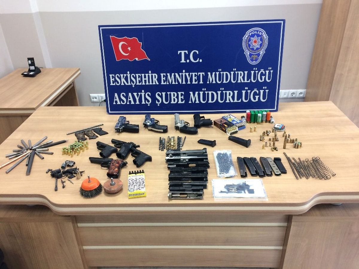 Bakan Arslan Eline Makas Aldı, Vatandaşın Saçını Kesti