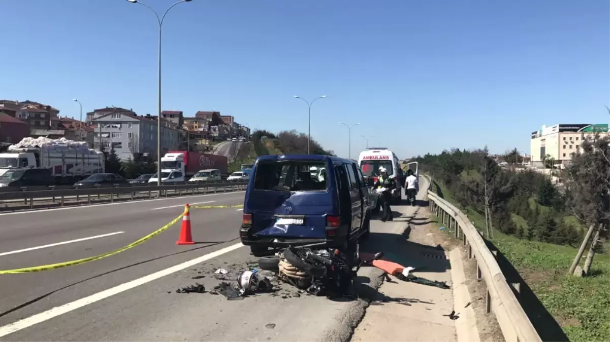 Motosiklet Emniyet Şeridindeki Minibüse Çarptı: 1 Ölü, 1 Yaralı