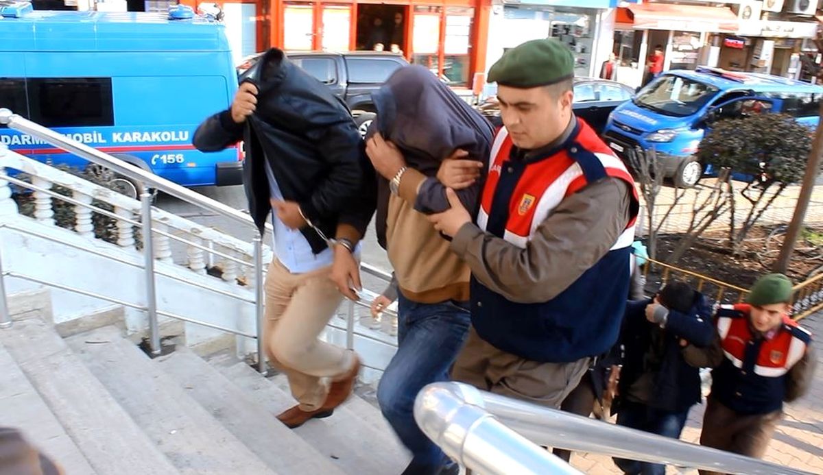 Göztepe\'den Başkan Kocadon\'a Efsane Kadro İmzalı Tablo ile Forma