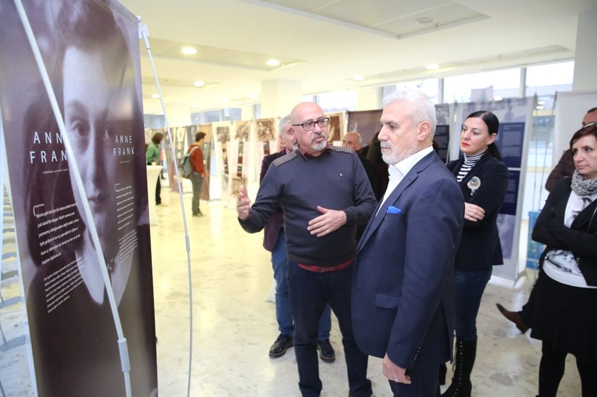 Van\'da Tedavileri Tamamlanan 2 Kaya Kartalı Doğaya Salındı