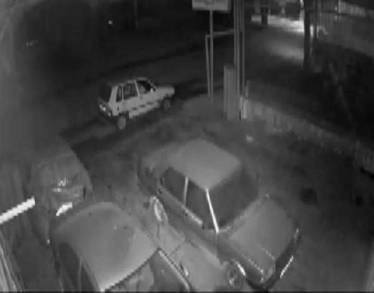 Otomobilin 4 Tekerini Çalan Hırsızlar Kameraya Yakalandı