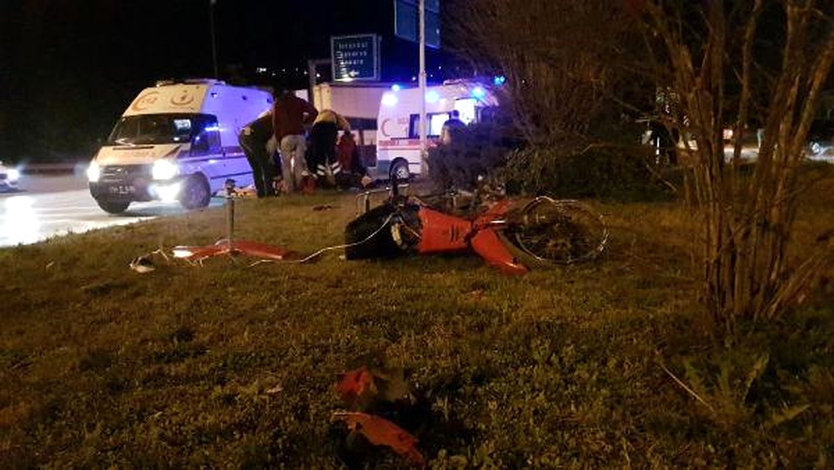 Sapanca\'da Motosikletle Otomobil Çarpıştı: 2 Yaralı