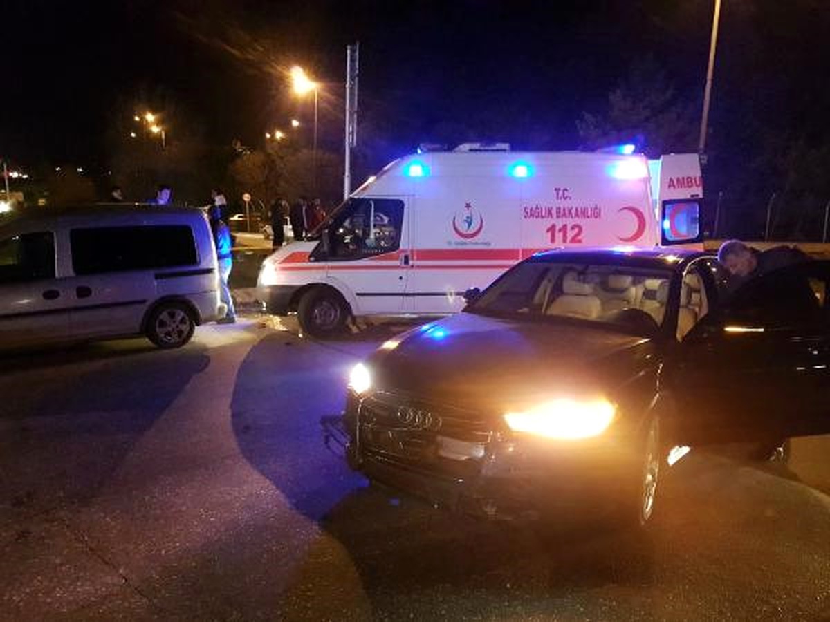 Sapanca\'da Motosikletle Otomobil Çarpıştı: 2 Yaralı