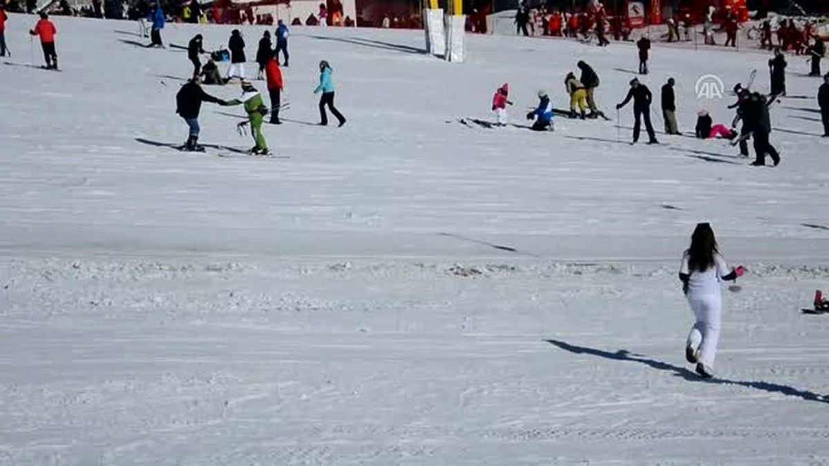 Uludağ\'da Güneşli Havada Kayak Keyfi